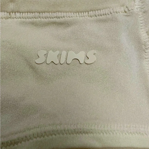 SKIMS WOMENS SIZE M EVERYDAY BRIEF SAND SMOOTHING FIT & FEEL PANTIES NEW TAGS - Picture 5 of 14